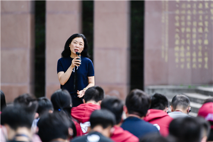 现场讲授《白求恩与白求恩精神》.jpg 现场讲授《白求恩与白求恩精神》.jpg