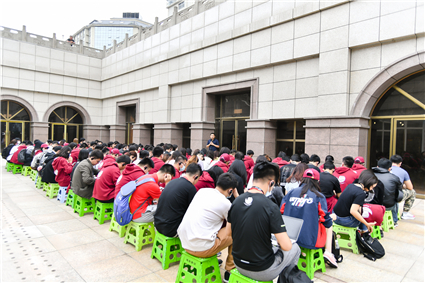 现场讲授《驰名中外的窑洞大学》.jpg 现场讲授《驰名中外的窑洞大学》.jpg