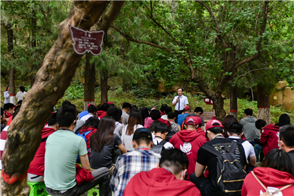 现场讲授《延安整风运动及其党的历史意义》.jpg 现场讲授《延安整风运动及其党的历史意义》.jpg