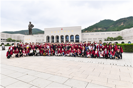 在延安革命纪念馆前合影留念.jpg 在延安革命纪念馆前合影留念.jpg