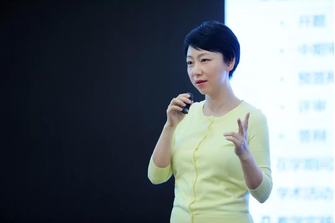 张晓燕_讲课.jpg 张晓燕_讲课.jpg